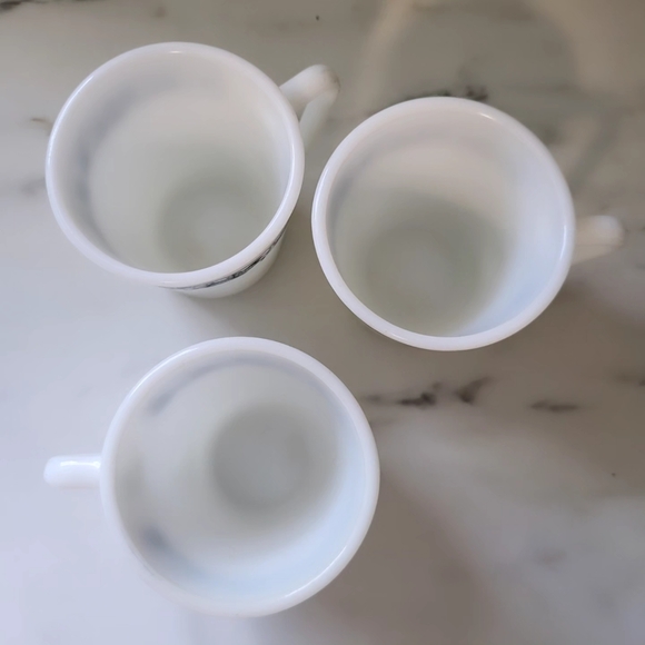 Vintage Pyrex mugs - Picture 3 of 4